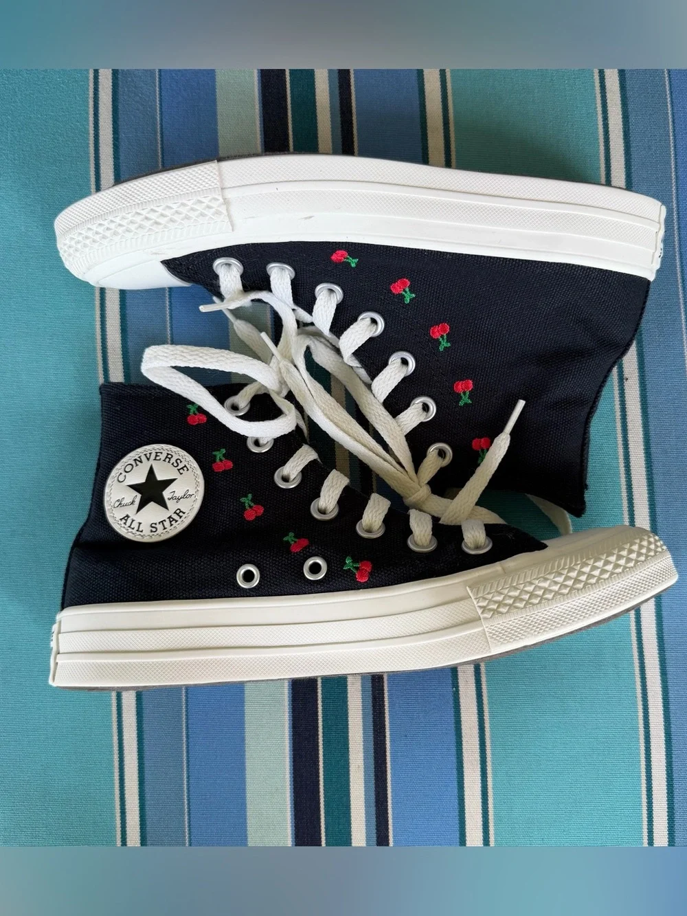🍒💣 Cherry embroidered high top Converse